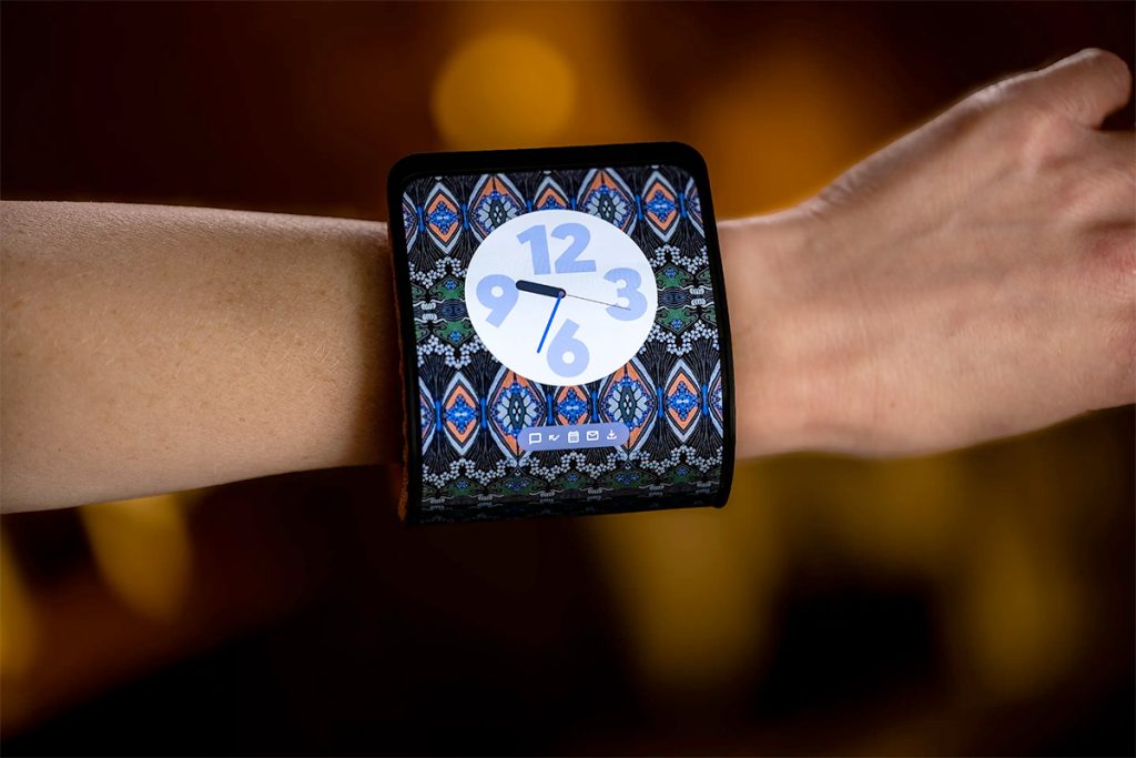 Motorola’s bendable smartphone with enhanced AI features turns into a