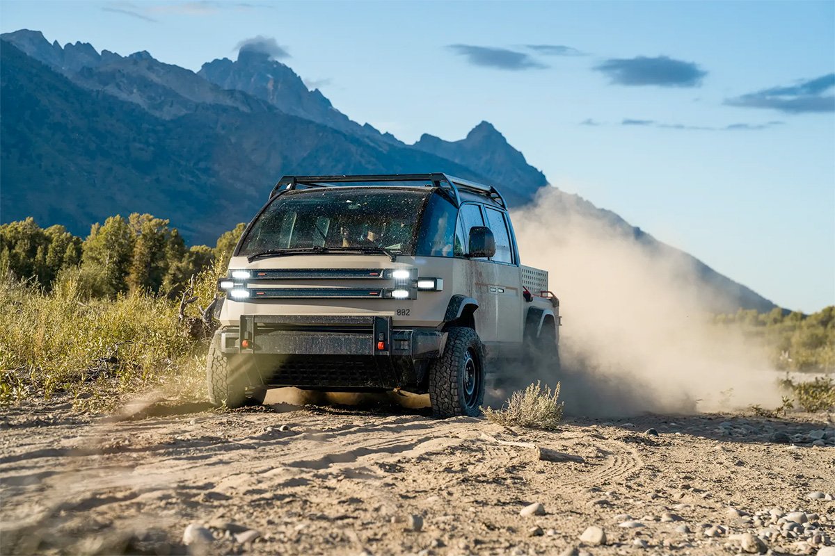 Canoo. American Bulldog Multi-Purpose e-Pickup Offroading