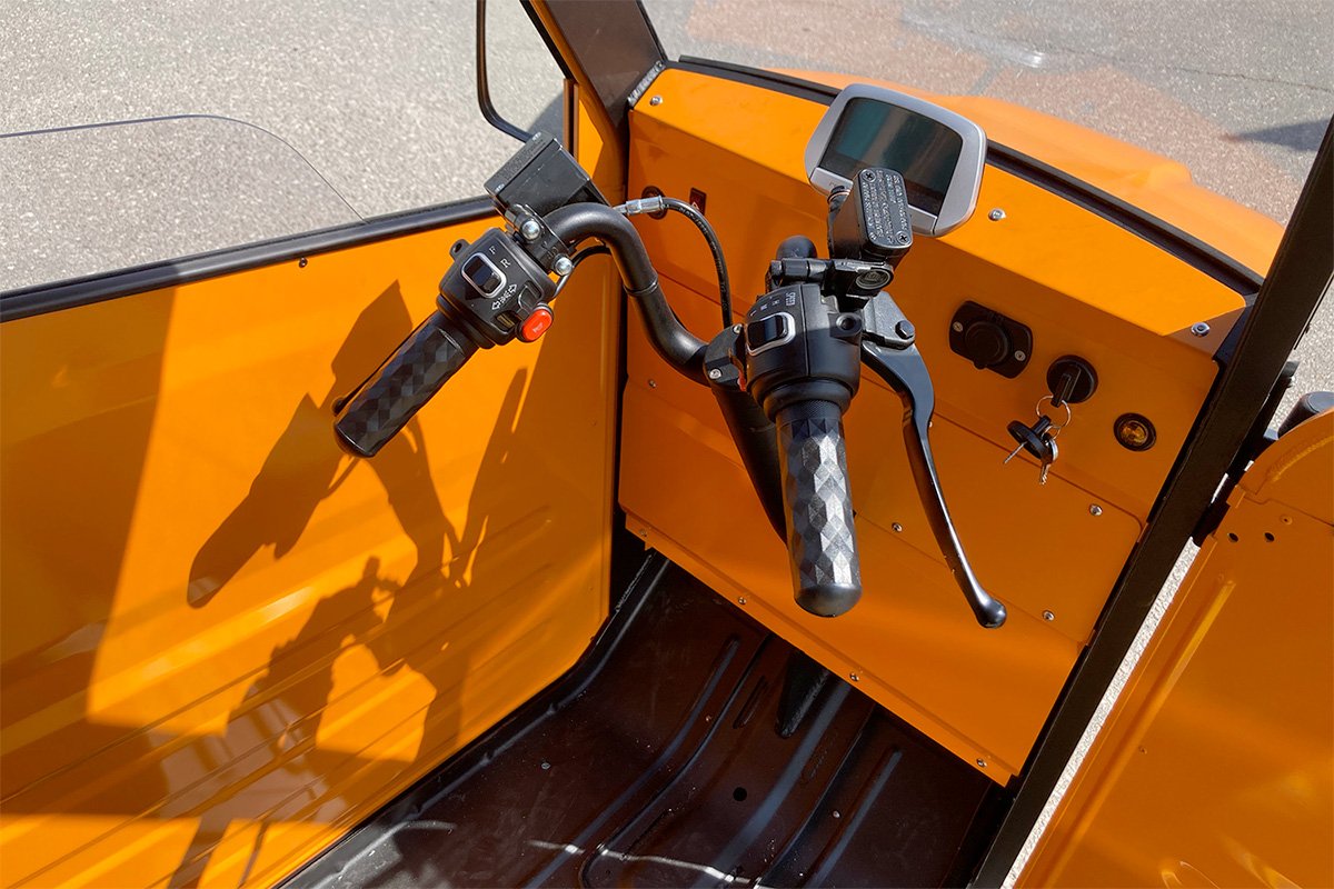 SARIT Electric Three-wheeler Handlebar Controls