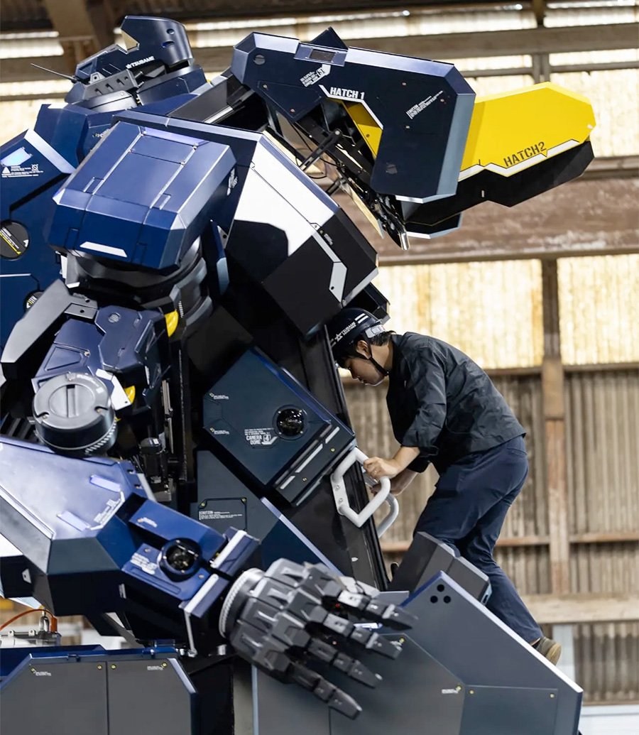 Transforming Archax Mecha Robot Getting inside the Cockpit