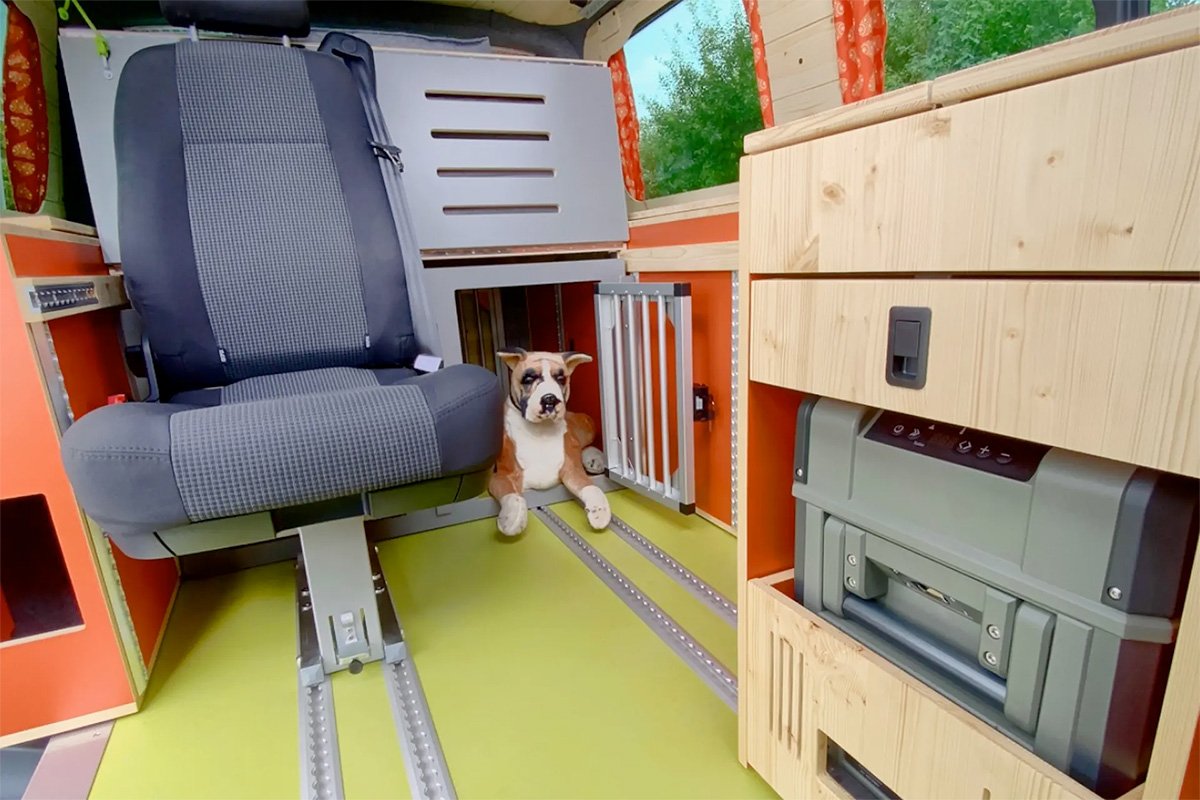 Flowcamper-Fellschnute-Dog-Camper-Van-Floor-Wall-Rails