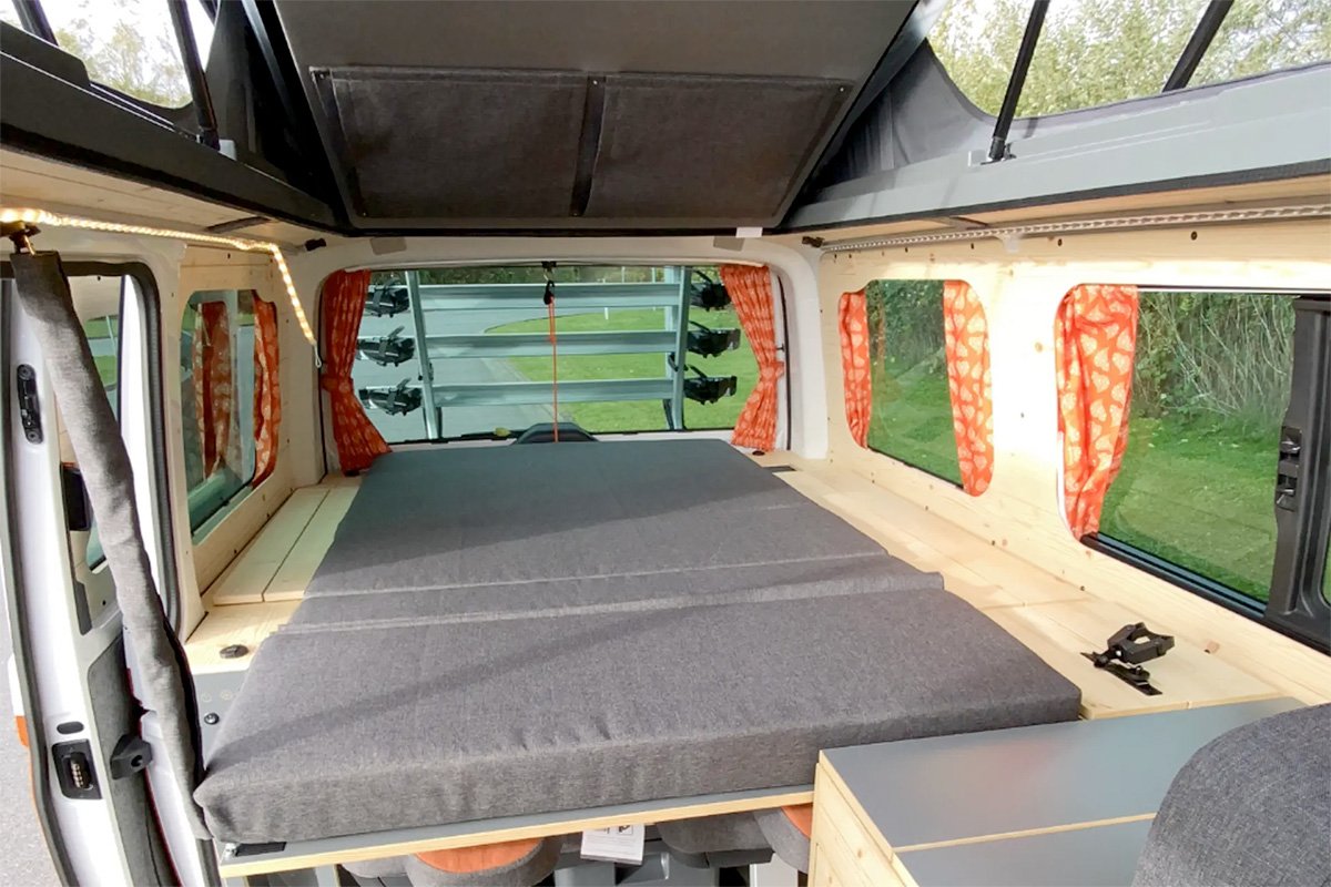 Flowcamper-Fellschnute-Dog-Camper-Van-Sleeping-Area