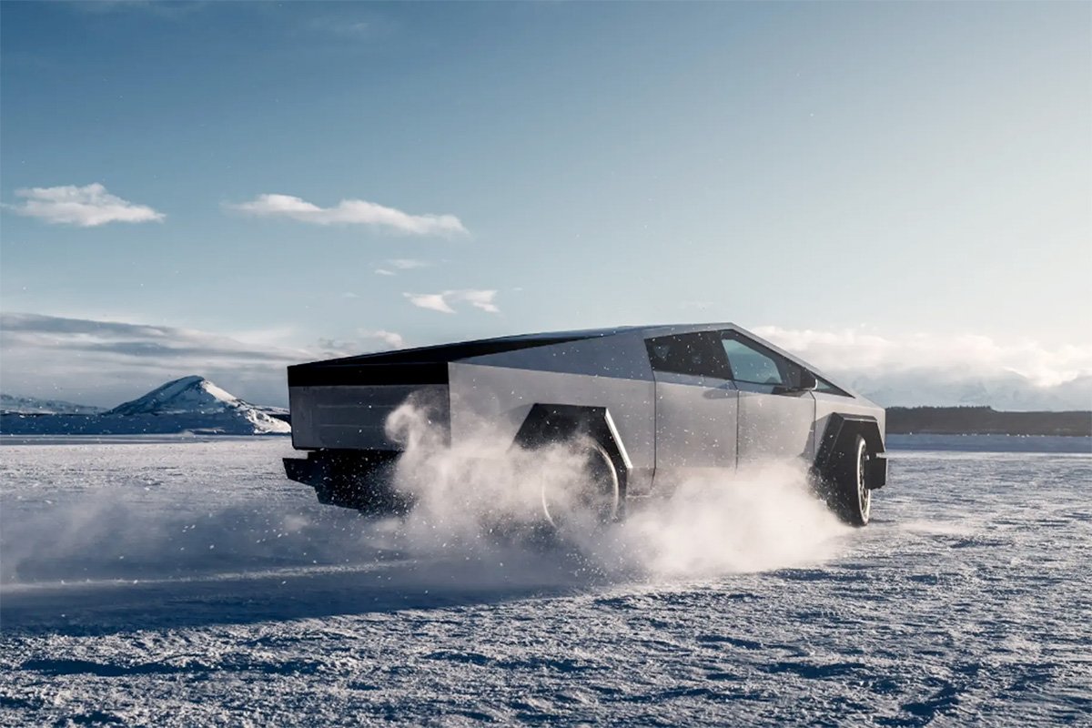 Tesla Cybertruck Snow