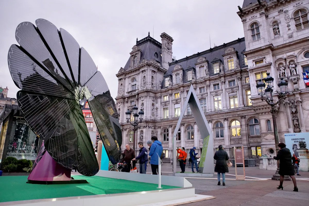 Smartflower Sun-tracking Solar Sculpture Paris