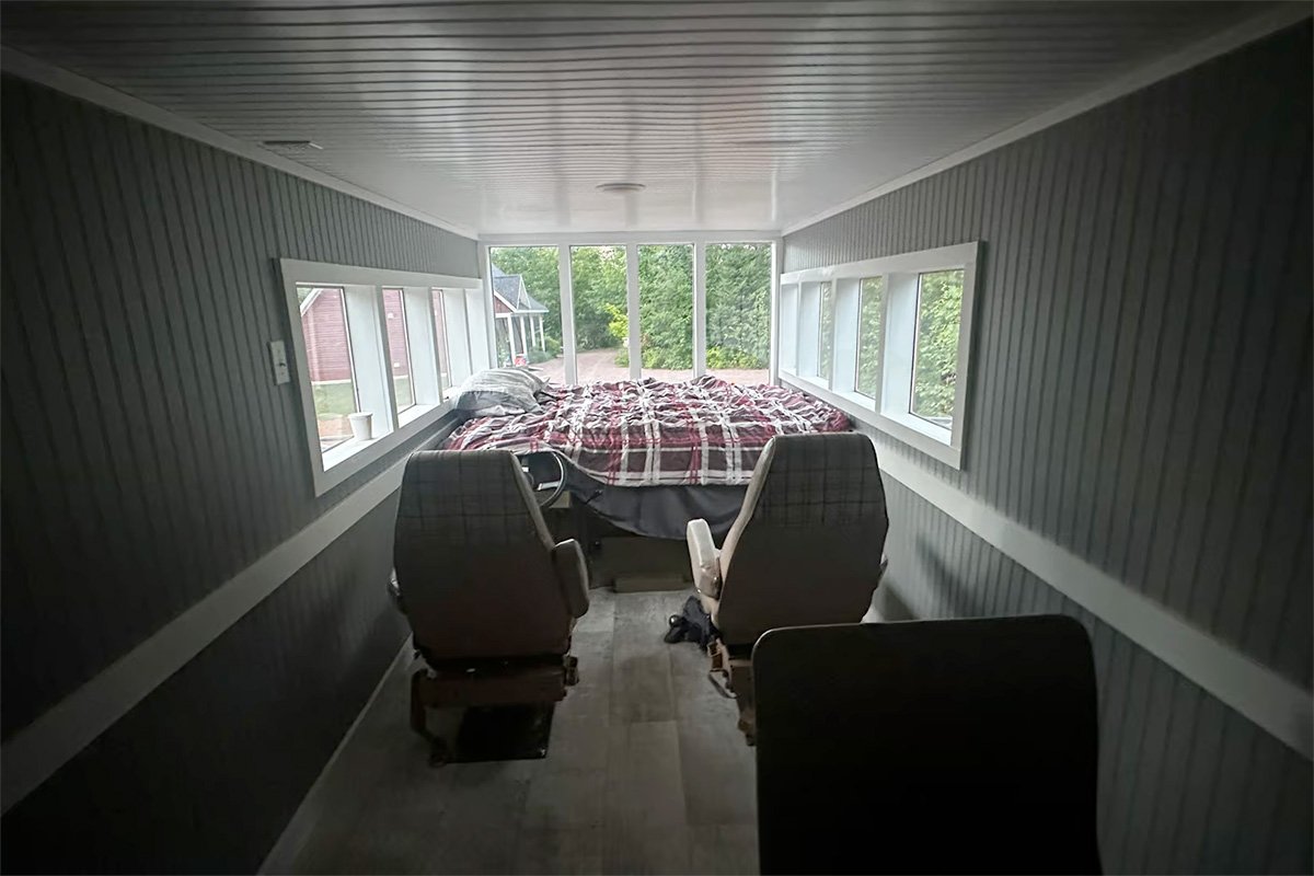 Motorized Tiny House Off-road Tracks Passenger Seating