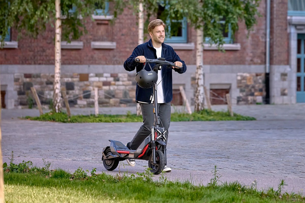 Segway-ZT3-Pro-Electric-Kickscooter-Flash-Charging