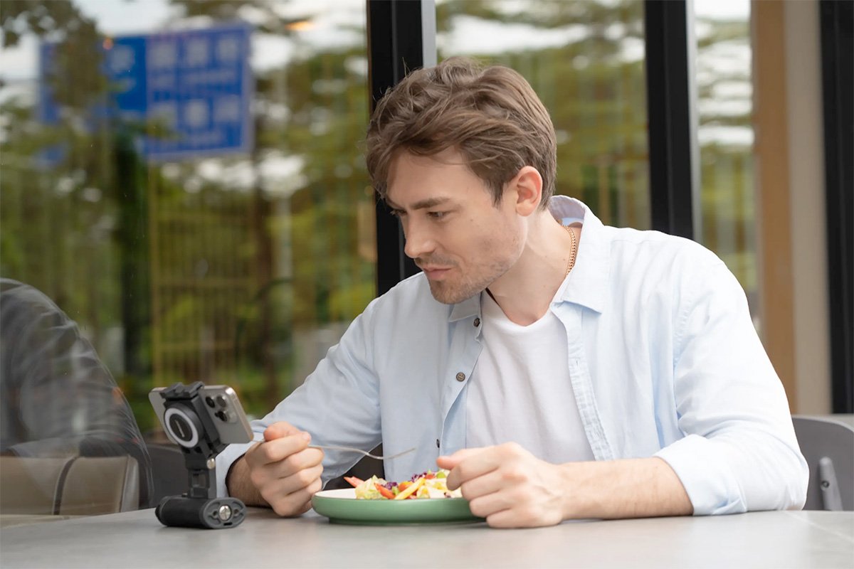 Snappy Battery Grip Smartphone Stand