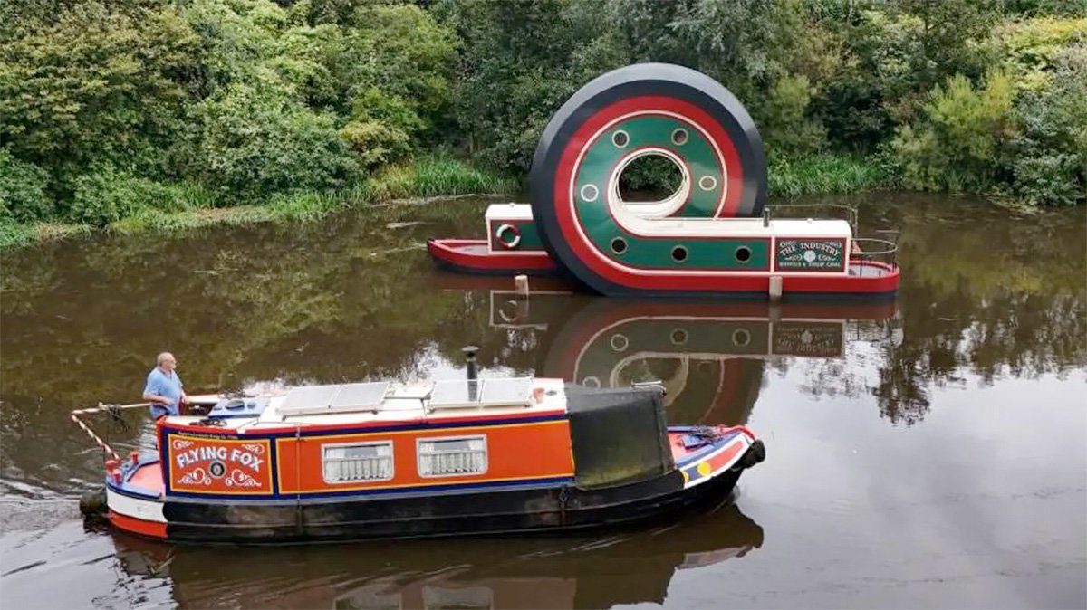 The-Looping-Boat-Alex-Chinneck-Canal-Offside