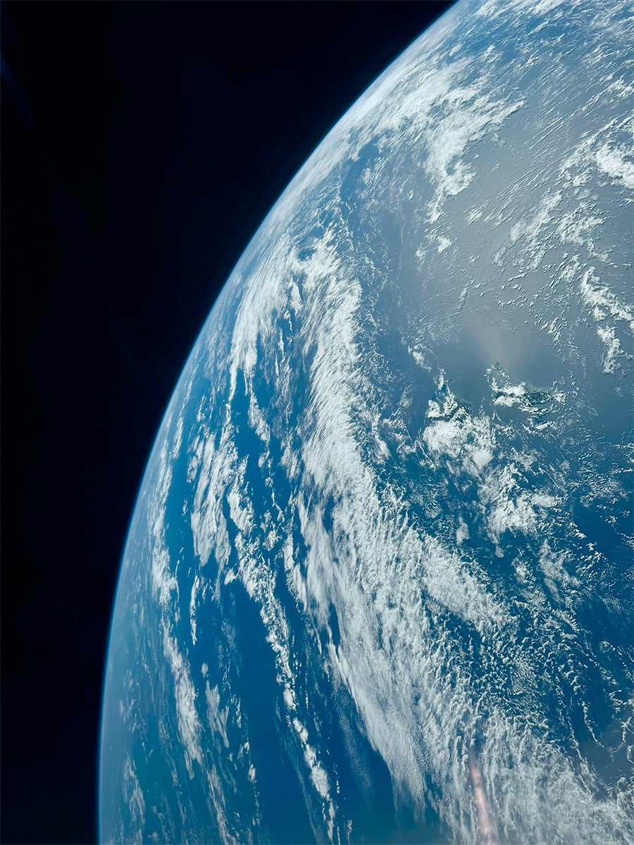 World's-First-Private-Spacewalk-Polaris-Dawn-Earth
