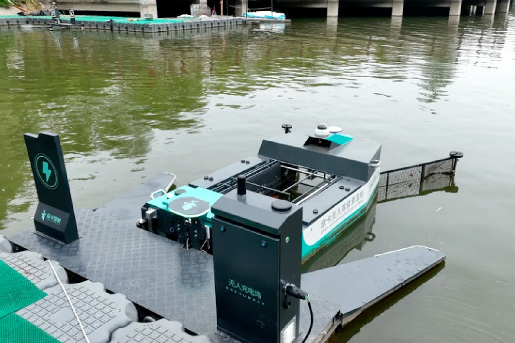 SMURF Unmanned Cleaning Boat Charging
