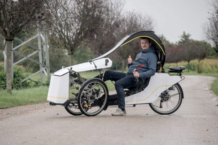 Semi-enclosed VeMoo Recumbent e-Trike