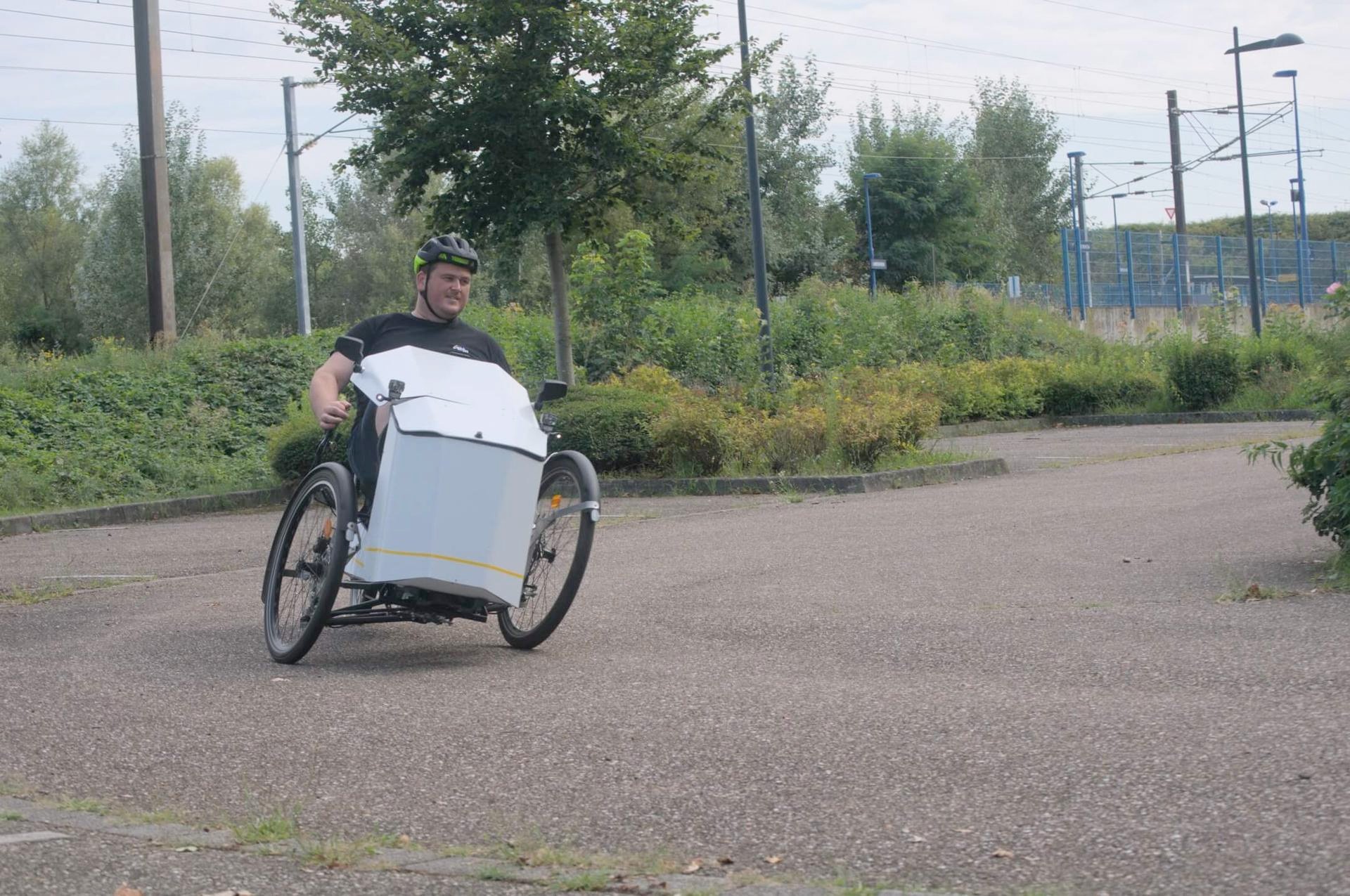 Semi-enclosed VeMoo Recumbent e-Trike Leaning