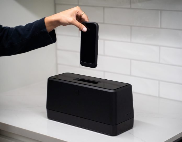 Swippitt Smartphone Battery-Swapping System
