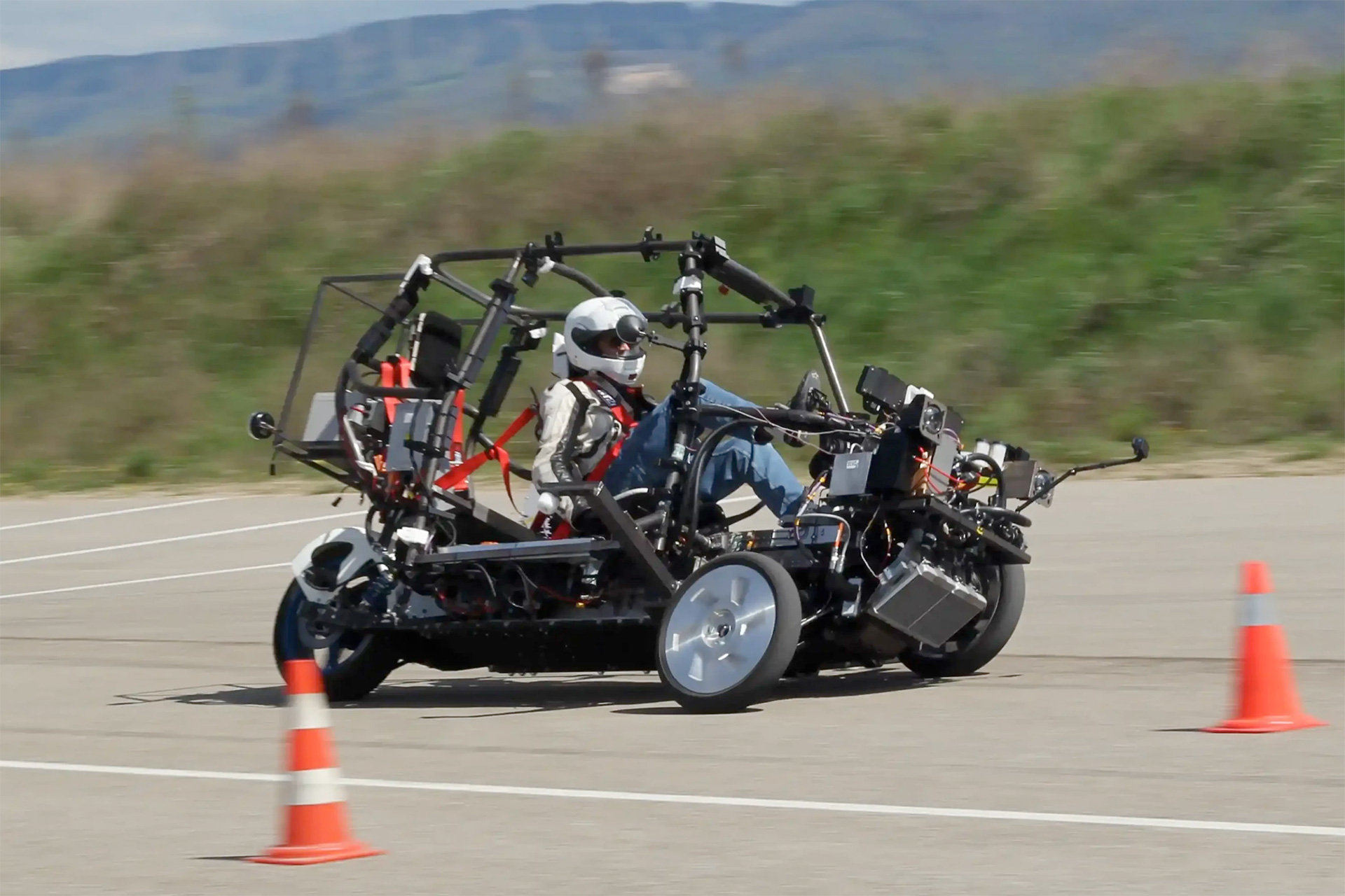 Cixi-Vigoz-Three-wheeled-Chainless-Pedal-Car-Mule-Prototype