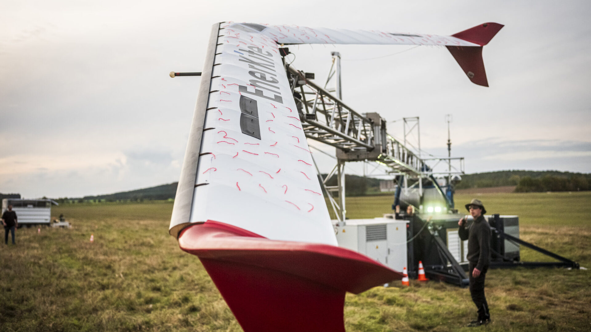 EnerKíte carbon wing attached to the rotating launch and landing mast