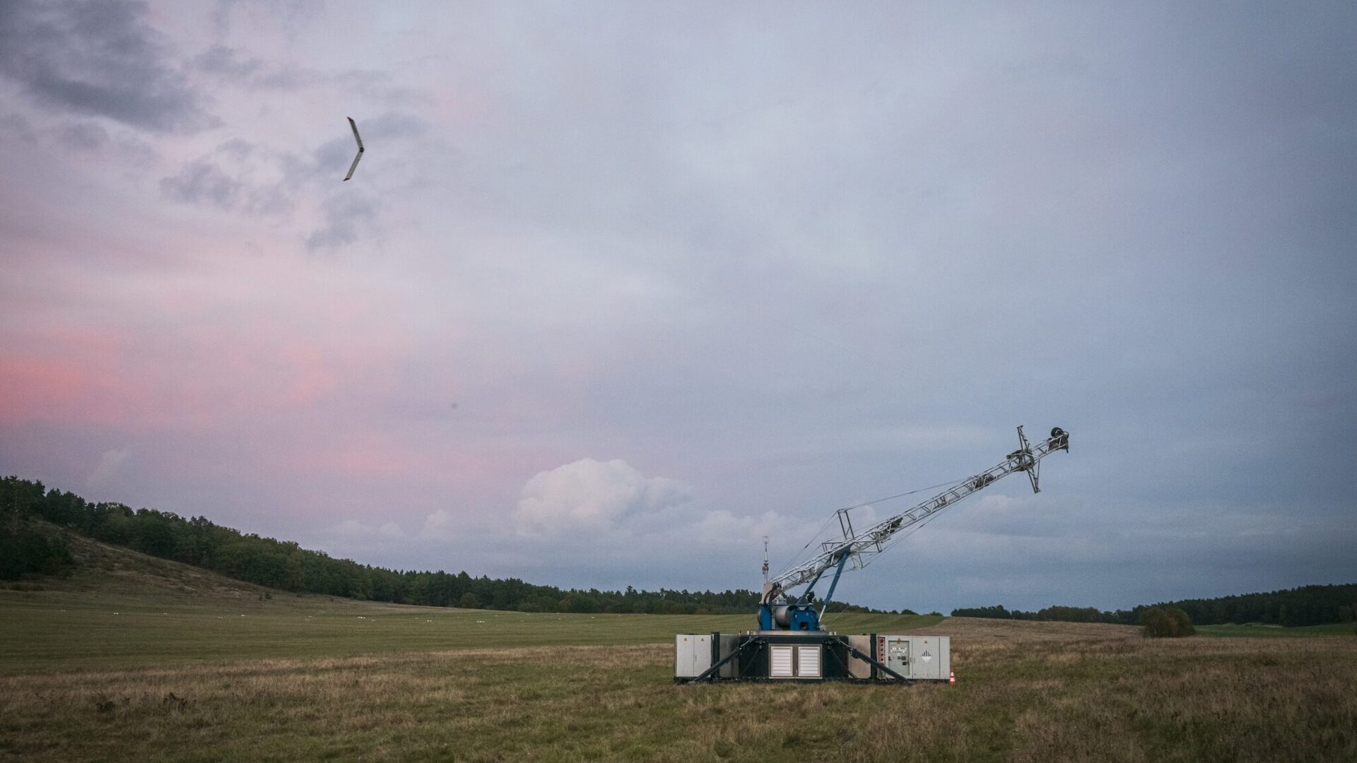EnerKíte wing flying above its mobile airborne wind energy ground station