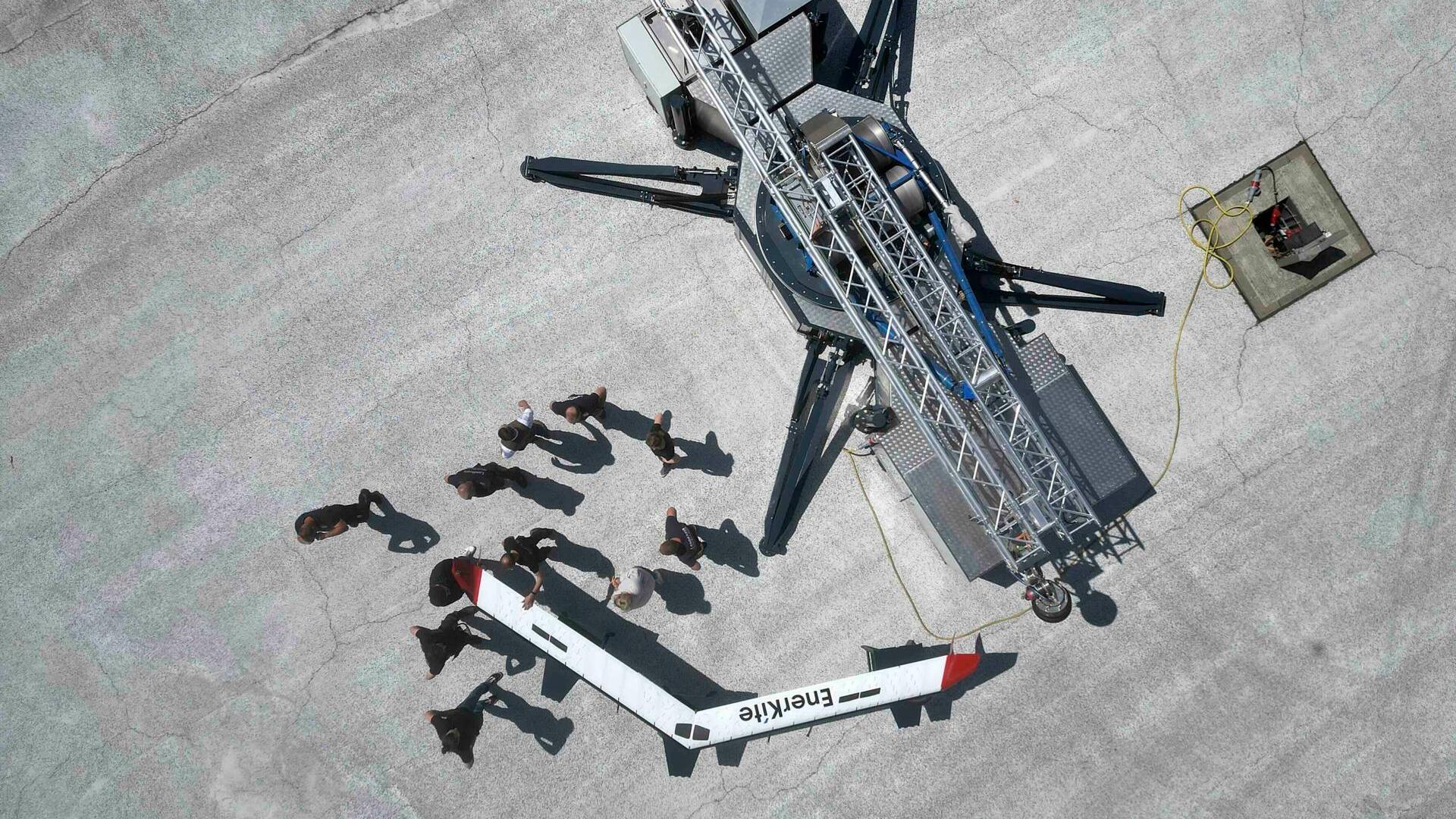EnerKíte EK100-10P mobile ground station deployed with stabilizing legs