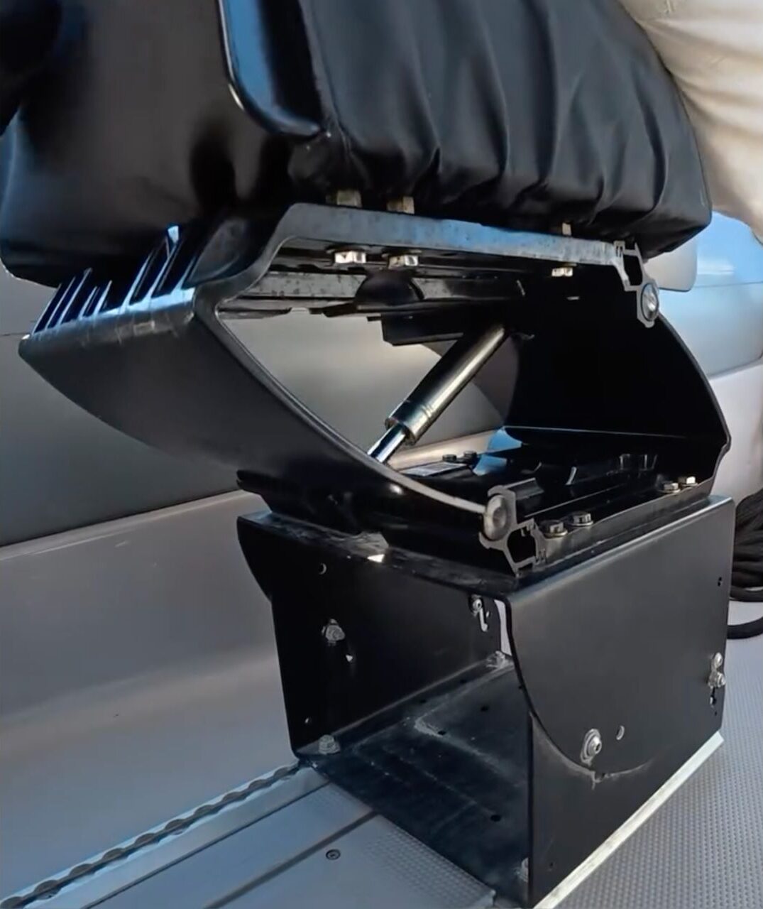 Shark Seating Self-adjusting Suspension