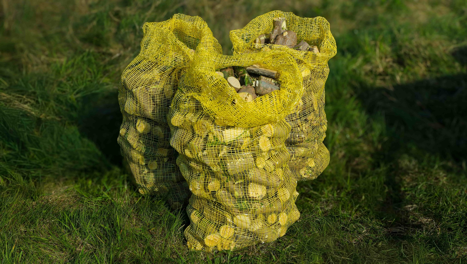 Mesh bags filled with short wood pieces produced by the ARPAL AM-80BD