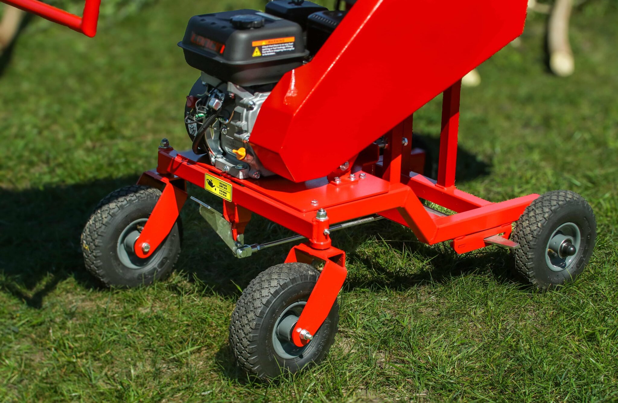 Close view of the ARPAL AM-80BD petrol engine, frame and four-wheel undercarriage