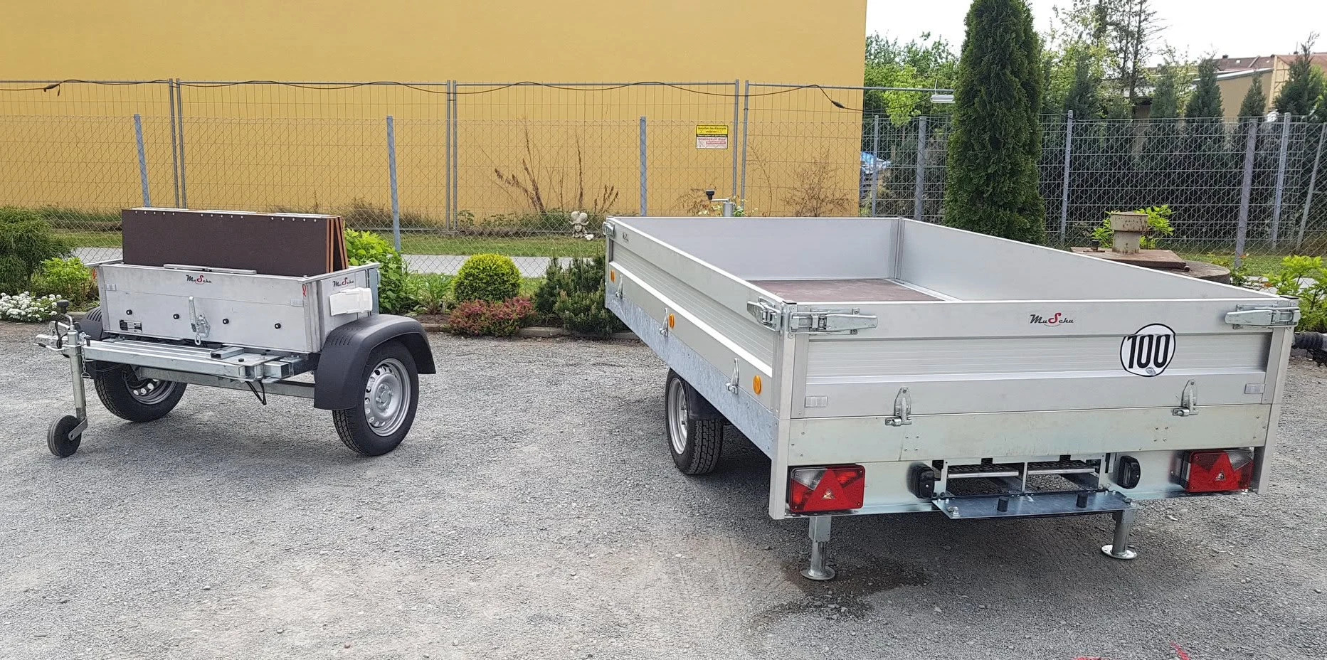 Faltos trailer shown folded upright and fully extended for towing