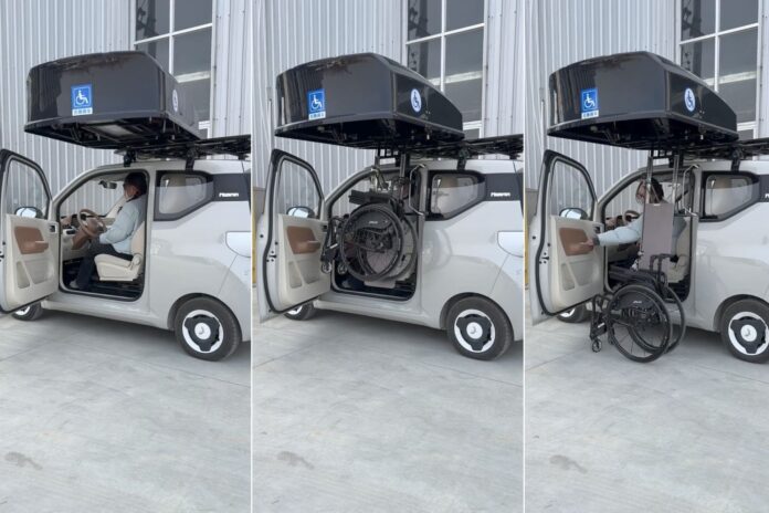 Mingao WS3A rooftop wheelchair carrier extended beside a car